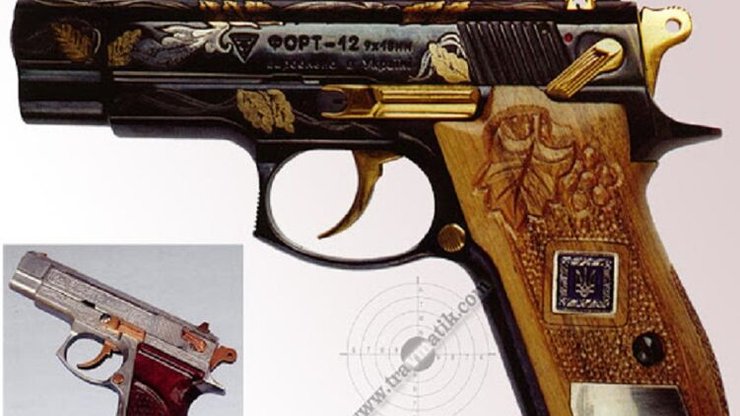 Сергей Корнийчук, Владимир Зеленский, офис президента, пистолет, Наградное оружие