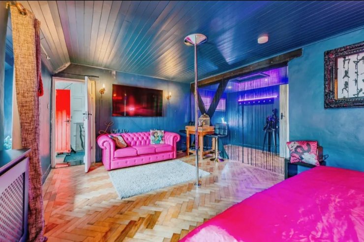 Кімната на першому поверсі обладнана жердиною