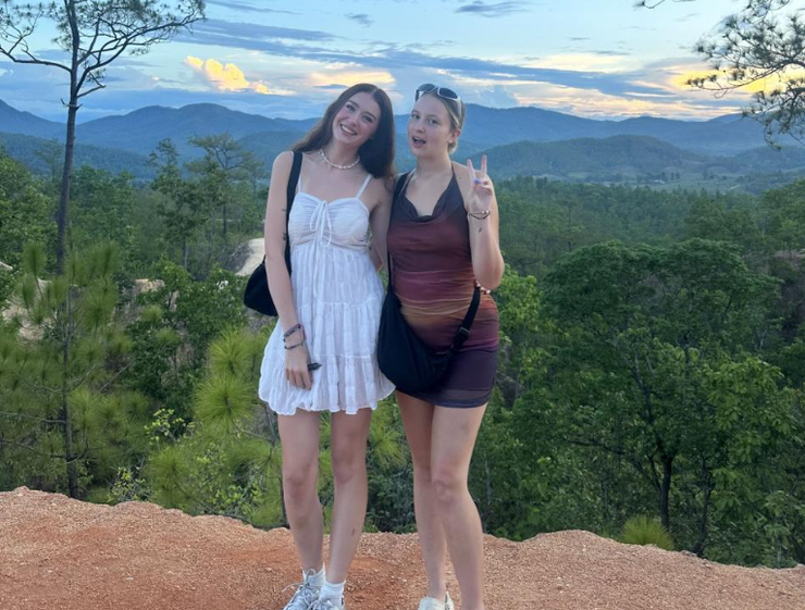 Джемма Сайер и Лидия Рэмси-Стюарт, кобра и 2000 бабочек в отеле, курьезы, Таиланд, фото, туризим, путешествия