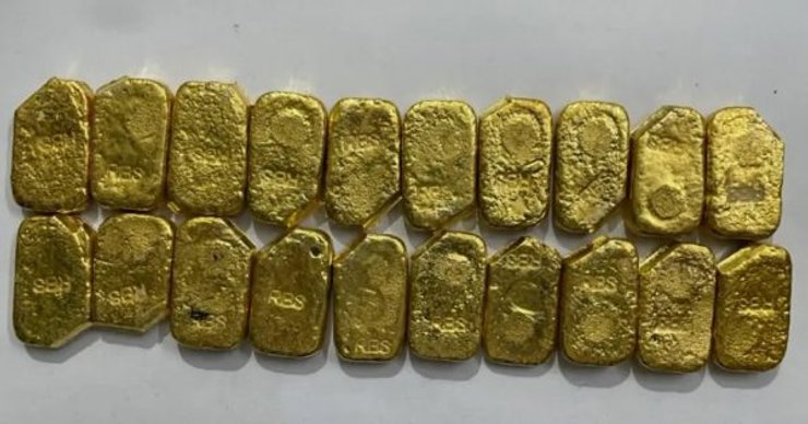 Контрабанда золота в прямой кишке, драгоценный металл, стюардесса, криминал, обыск в аэропорту, Индия