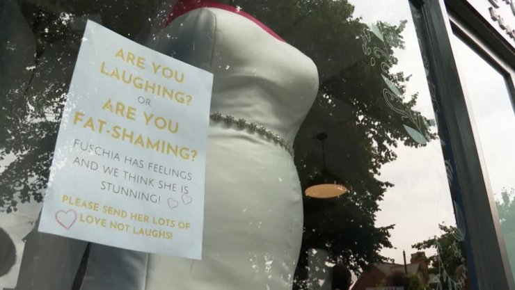 таблиця, вітрина, весільну сукню