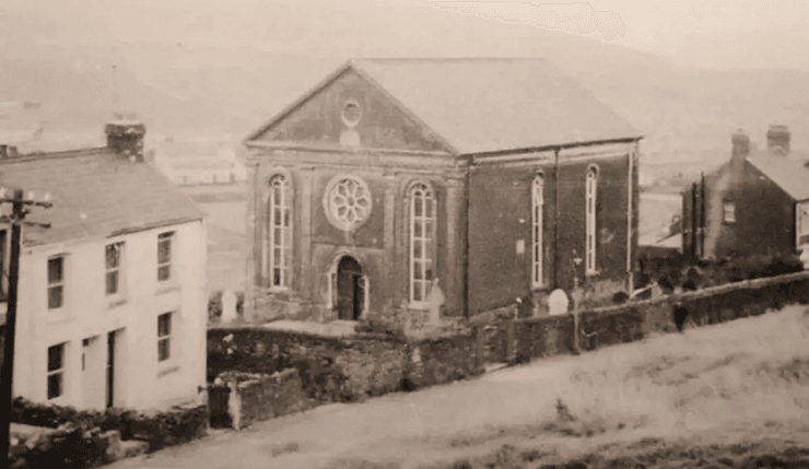 Бывшая часовня, часовня с кладбищем, хотят построить квартиры, автостоянка, хотят забетонировать могилы, убрать надгробия,