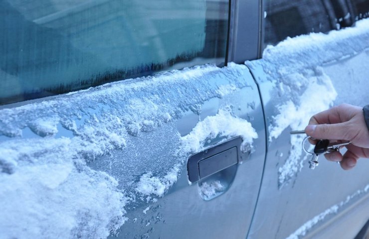 замерзли двери авто