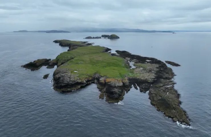 Остров Фладда-Чуайн в Шотландии, плоский остров, посещали викинги, мифы и легенды, необитаемый остров, продажа острова