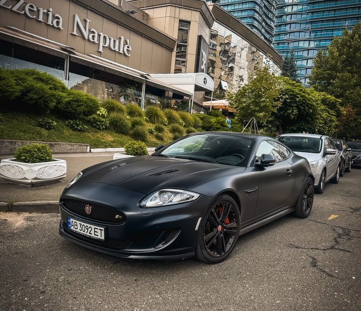 Jaguar дорогий в обслуговуванні Jaguar XKR