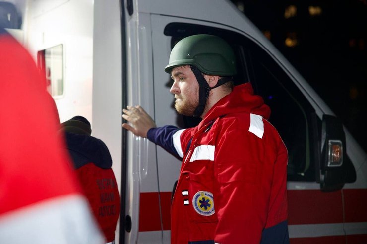 Медики работают на месте ракетного удара в Кривом Роге