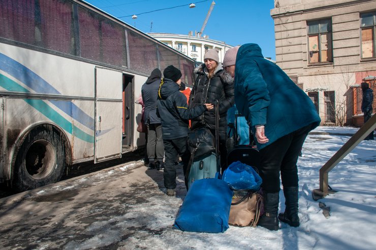 евакуація, ліки в евакуацію, що взяти в евакуацію, як зібрати речі в евакуацію, біженці, війна, вокзал