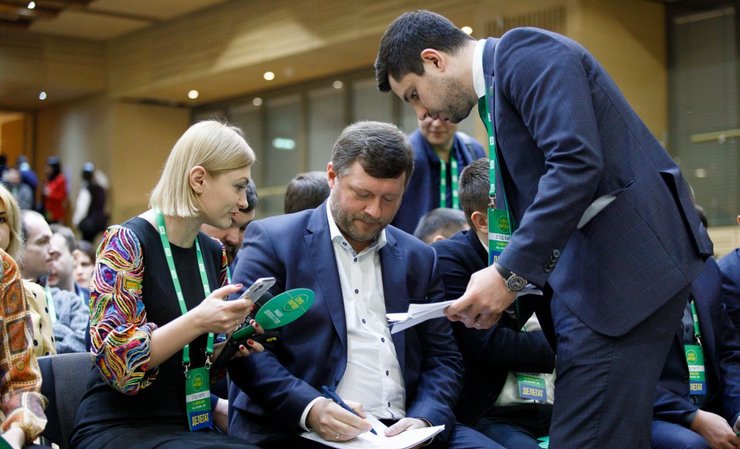 Избранный первым вице-спикером ВРУ Александр Корниенко покинул пост главы партии "Слуга народа"