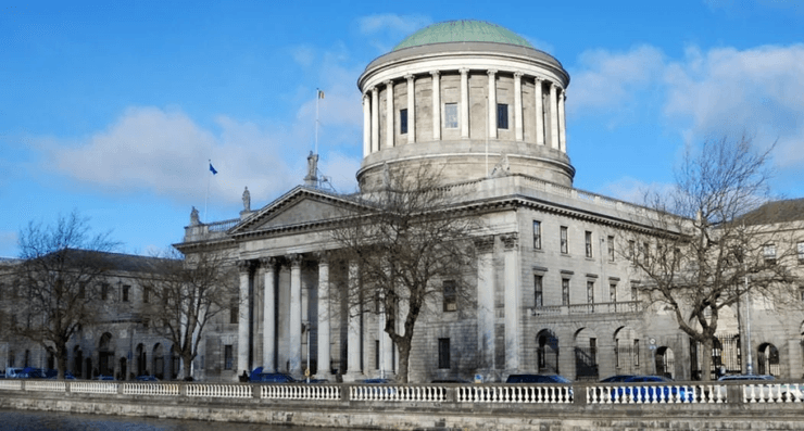 Стеклянная дверь, дверь, стекло, патио в гостиничном номере, гостиница, отель, курьезы, травма, суд, разрезало ногу, иск