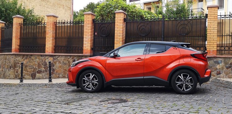 Toyota C-HR, гибрид, вид сбоку, внешний вид, тест-драйв, фото