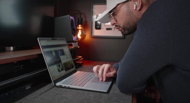 Мужчина работает за ноутбуком Dell 14 Plus