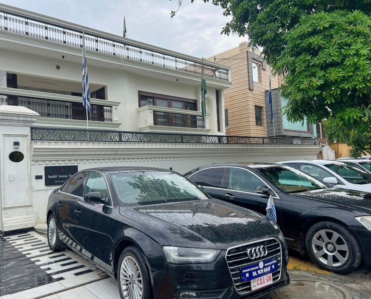 Фальшивий посол жив у справжній резиденції