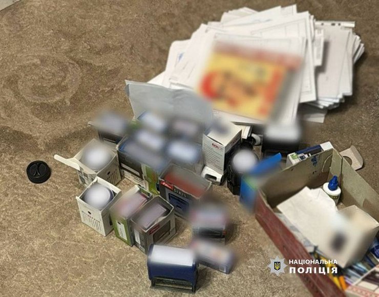 Полиция задержала мужчину с российским паспортом, который подделывал медицинские документы киевлянам