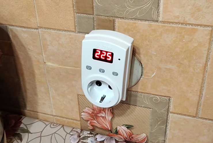 Реле напряжения в розетке