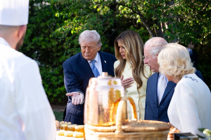 дональд трамп меланія трамп король чарльз королева камілла білий дім вулик