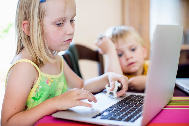 Часи, коли ми вважали інтернет виключно джерелом наукової, ділової, пізнавальної та розважальної інформації, вже минули