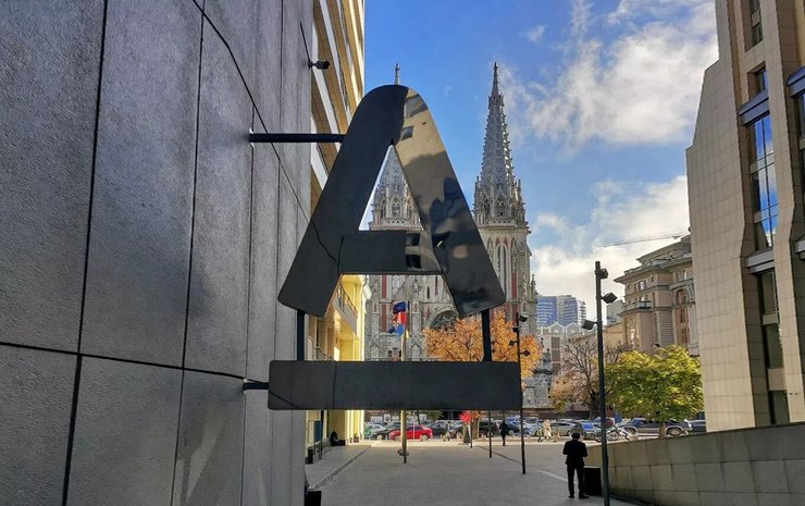 Колишній Альфа Банк (а зараз Сенс Банк) належить російським бізнесменам, щодо яких завтосовано санкції. Це головна причина, чому НБУ виводить його з ринку