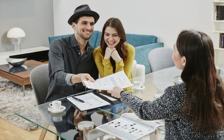 фото, молодая пара, документы, банковский сотрудник