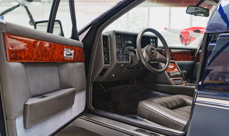 Салон Aston Martin Lagonda