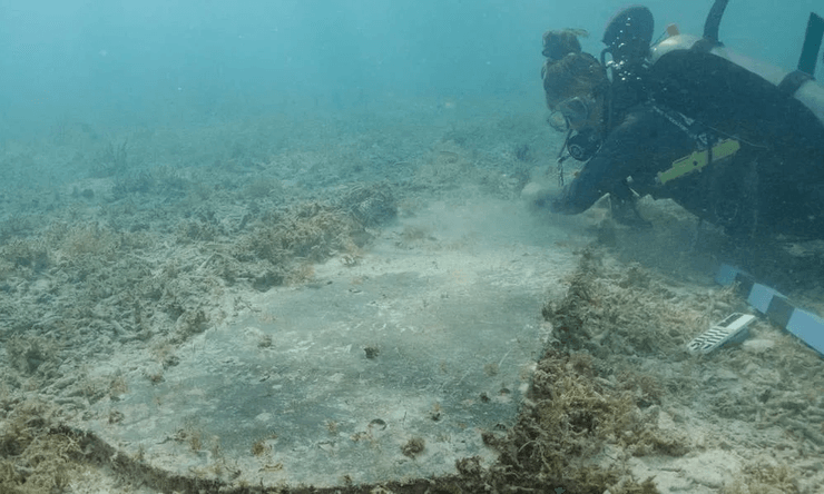 Археолог, под водой, раскопки, исследования, могила, надгробие,