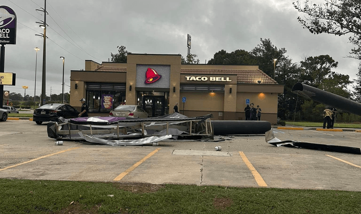 Вивіска впала на машину, парковка, шторм, сильний вітер, зім'яло машину, аварія, поліція, ресторан, була в машині