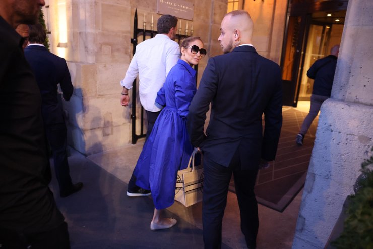 Джей Ло вибрала для прогулянки синю сукню-сорочку від Alexander McQueen