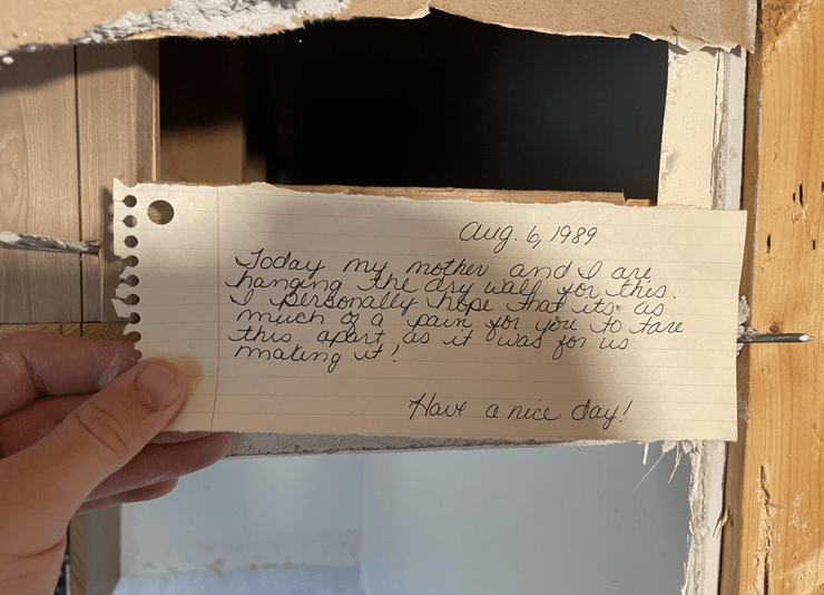 Записка в стене, находка во время ремонта, история дома, ремонт гипсокартона, неожиданная находка, эмоциональная связь с домом