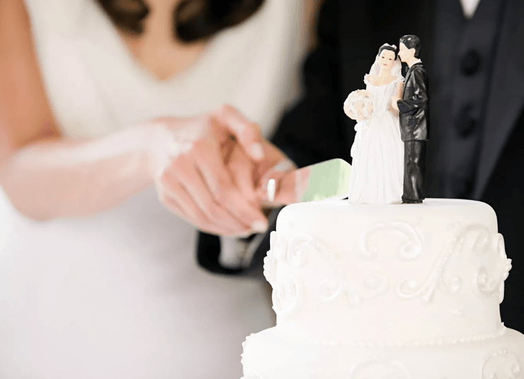 Свадебный торт привел к травме и разводу: мужчина ранил невесту вилкой во время церемонии