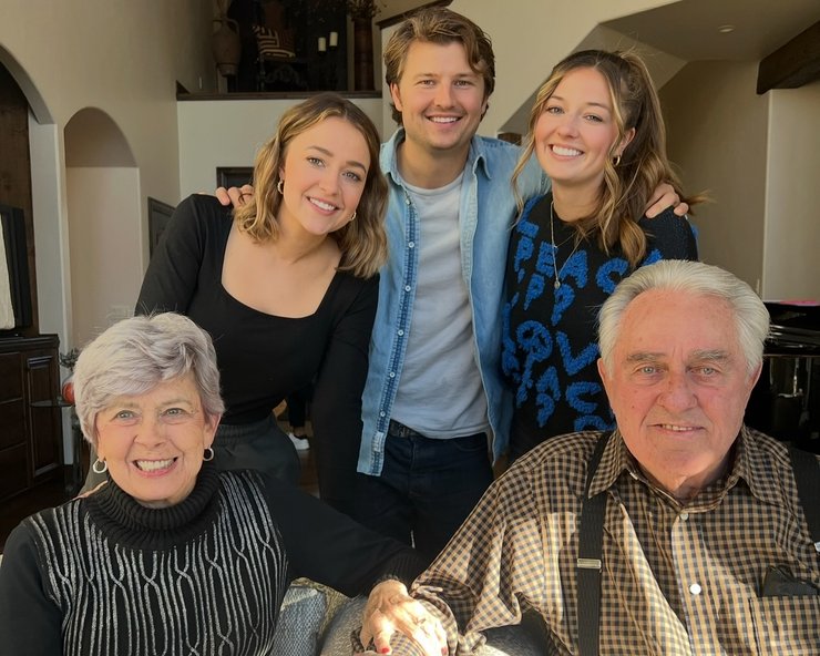 Джей Этта Питт с мужем Уильямом и внуками