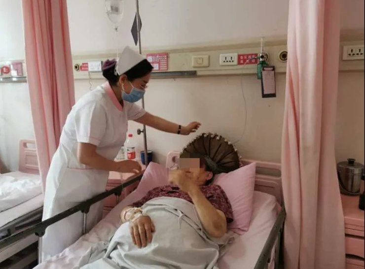 лифт, Китай, пенсионерки, застрять в лифте, моча, экстремальная ситуация, выживание, Чп