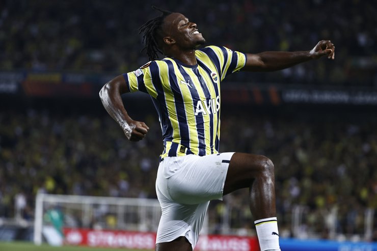 Нападающий сборной Бельгии Миши Батшуайи. Миши Батшуайи фото,