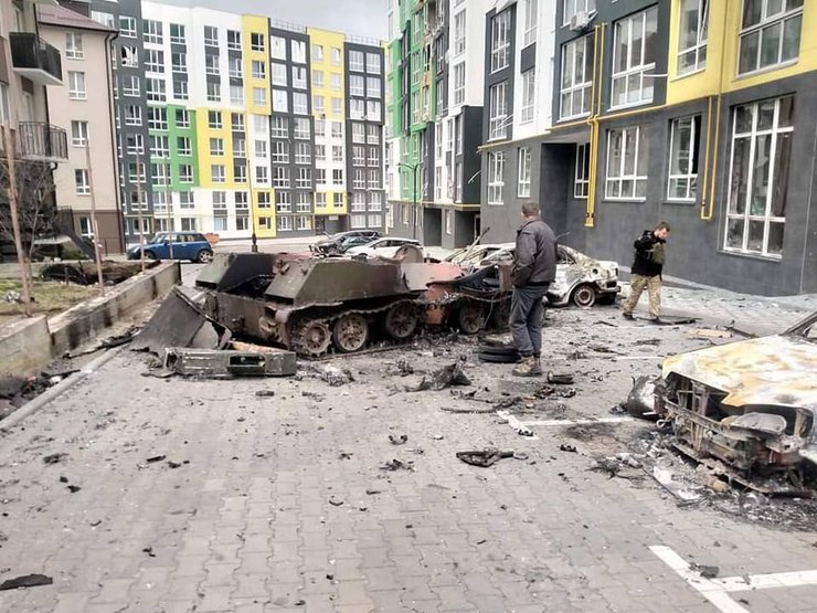 Розбита техніка, ЗС РФ, вулиця українського міста.
