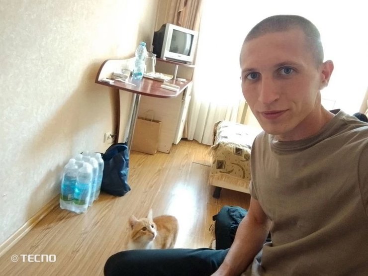 Кіт Мишко та його господар Станіслав Панченко в лікарняній палаті