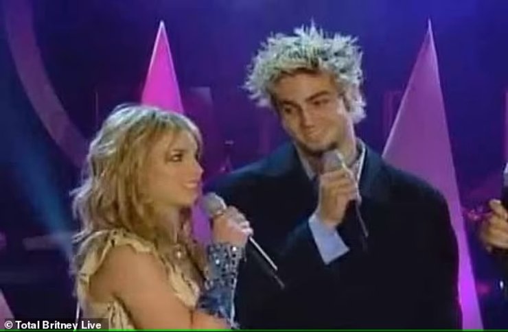 Шұлық киген қызды көліктің қасында сиқырлайды