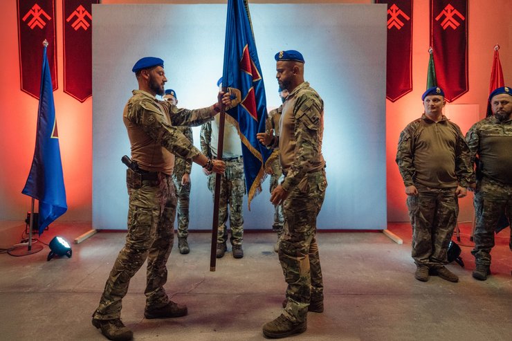 вручение боевого знамени Китоне