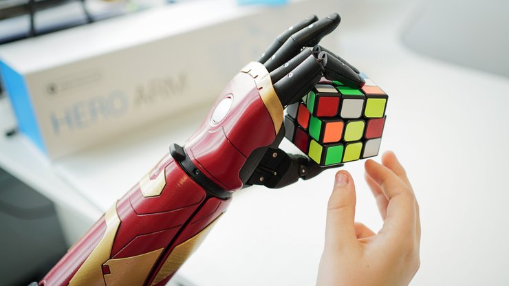 Компания Open Bionics продает такие протезы, которые стоят до 20 тысяч долларов за руку