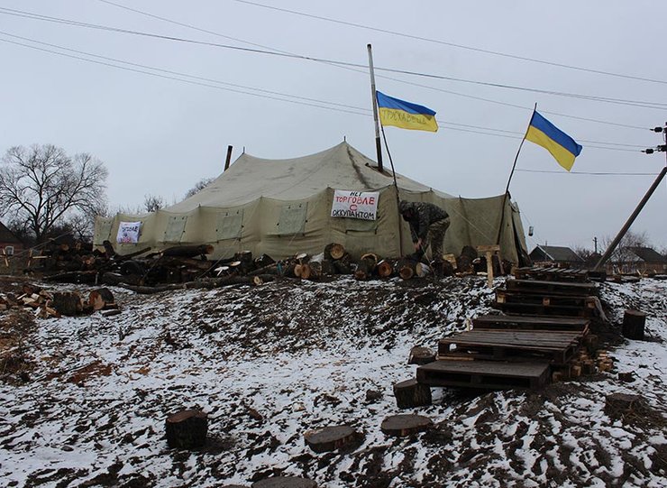 В армейской палатке ночуют десятки блокадников

