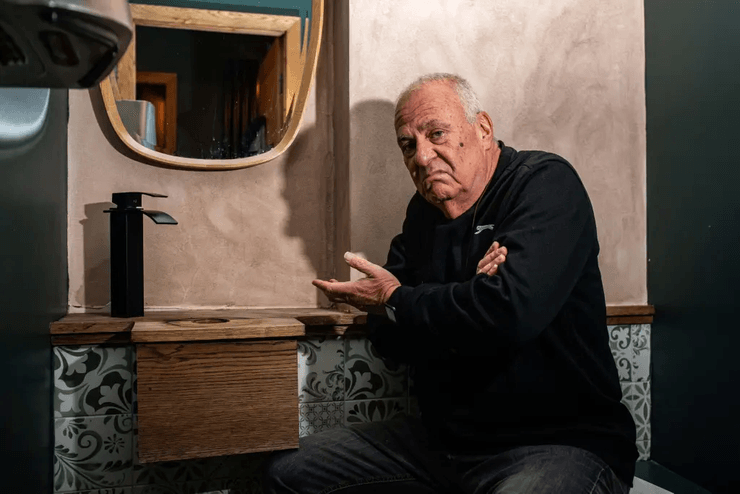 Дизайнерская раковина, кража в туалете, ресторан, туалет в ресторане, украли раковину, женщина украла раковину, кража в ресторане