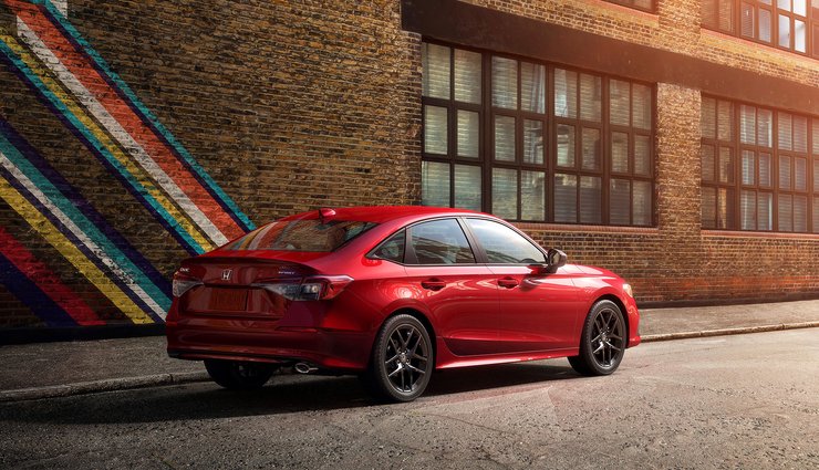 Кроме того, в результате доработок подвески и рулевого управления улучшились плавность хода и точность реакций автомобиля. Длина седана и колесная база незначительно выросли, подвеска осталась прежней — спереди McPherson, сзади многорычажка.