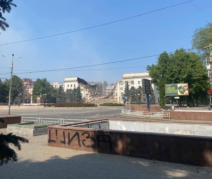 здание Херсонской ОВА, Херсонская ОВА разрушения, прилет по зданию ова, бомбардировка Херсонская ОВА