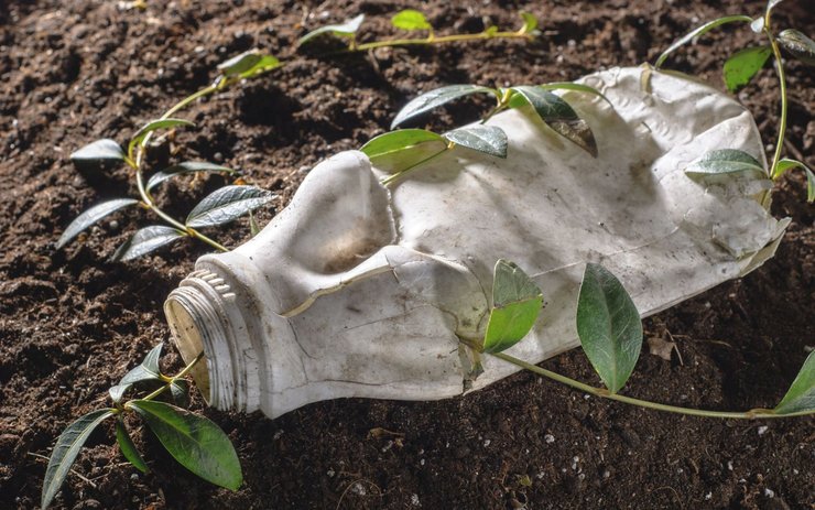 фото, пластиковая бутылка на земле