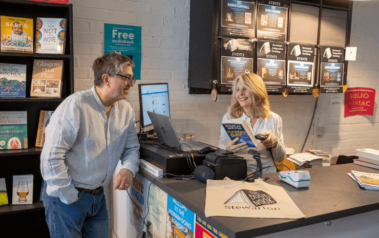 Дуглас и Сара в магазине