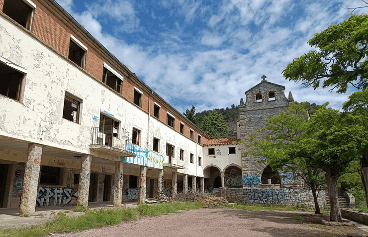 Мужчина купил заброшенную деревню в Испании, чтобы превратить ее в курорт