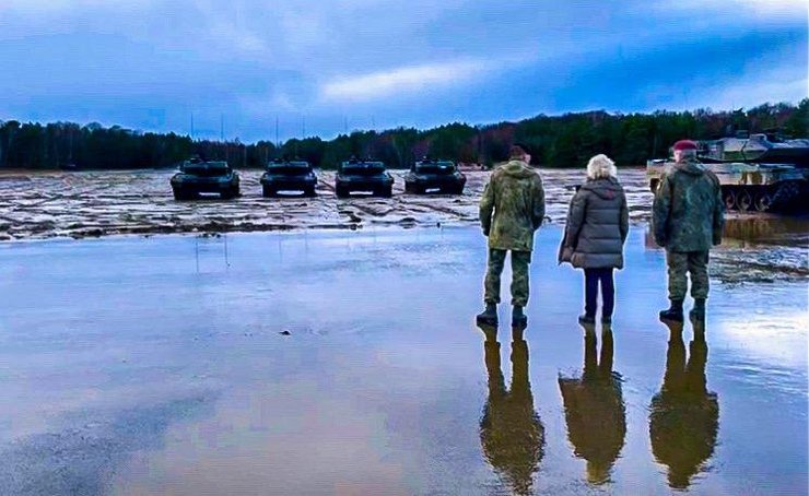 Міністриня оборони Німеччини під час церемонії передавання танків