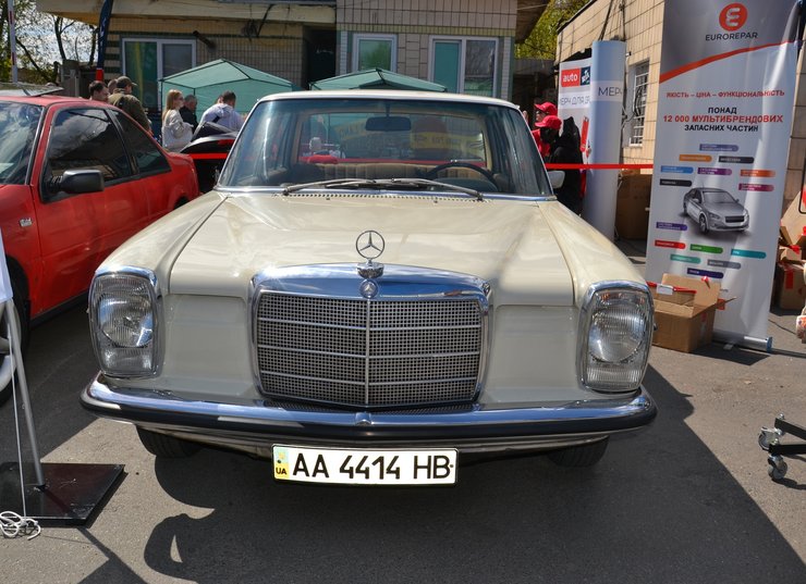 Mercedes 220D W115
