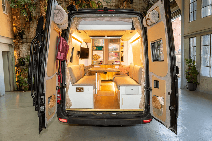 Пара заробила на переобладнаному фургоні для подорожі