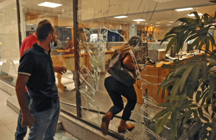 Разбитое стекло в бейрутском банке