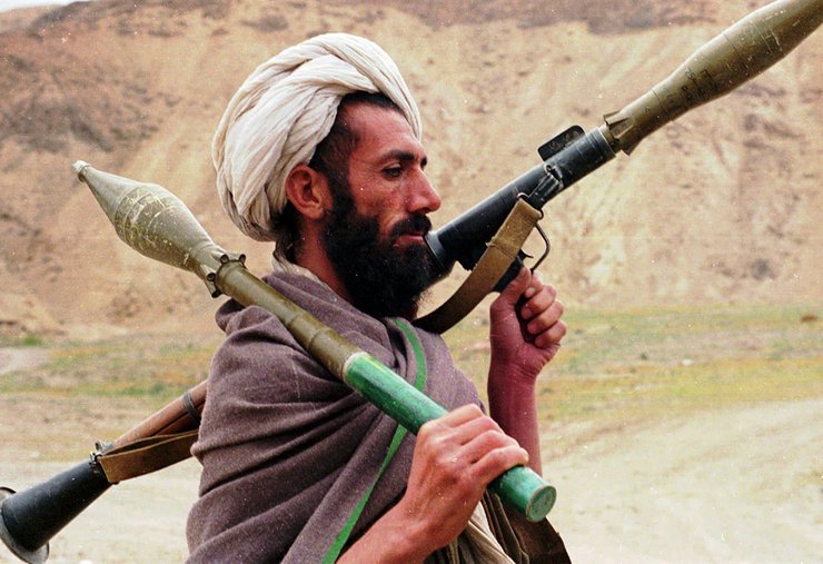 Боец "Талибана" с портативным противотанковым гранатометом RPG-7