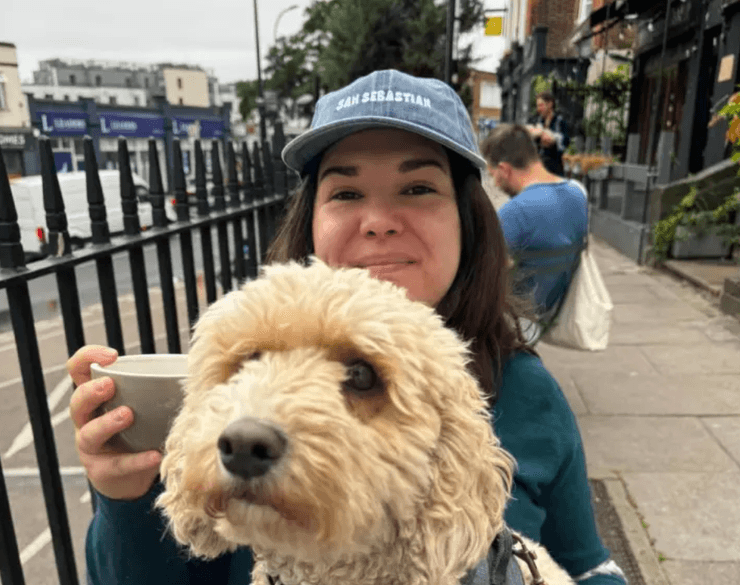 Женщина с собакой на улице