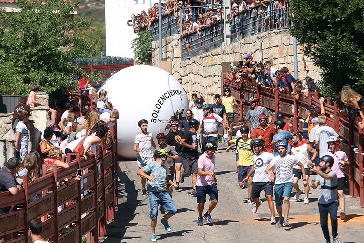 спорт, странные игры, метание пирогов, сырная гонка, ношение жен